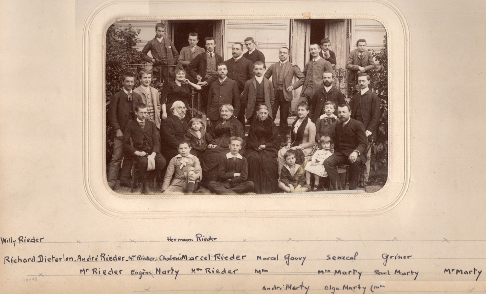 Année scolaire 1888-1889 - Portrait des directeurs avec leurs familles et quelques élèves © Collection Ecole alsacienne