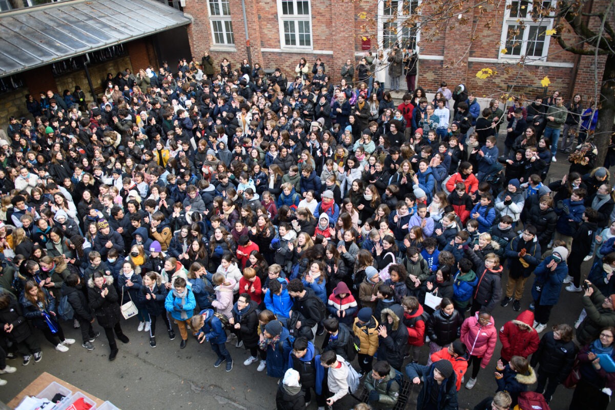 Foule des élèves saluant Evelyne Benso