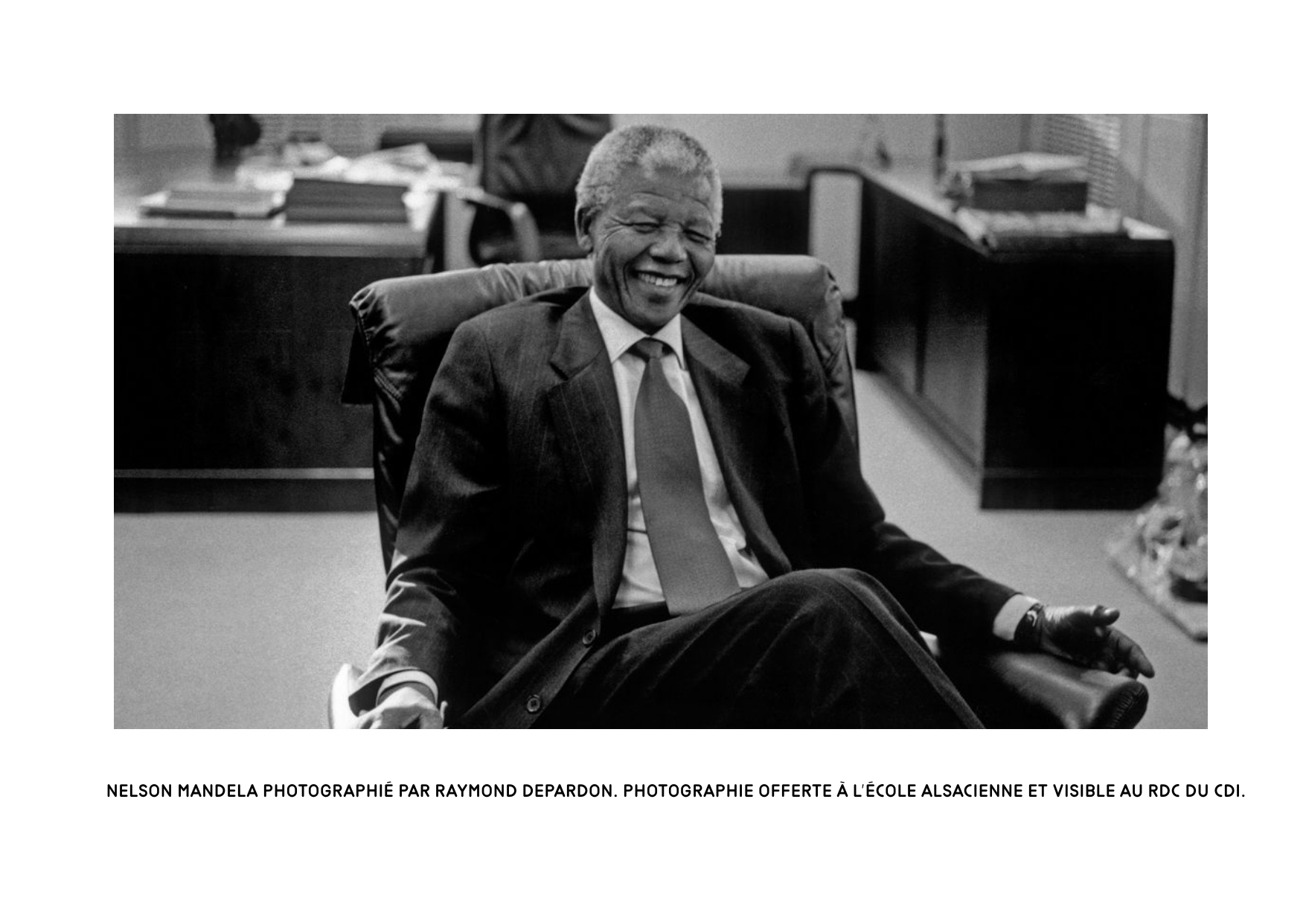 Nelson Mandela photographié par Raymond Depardon. Photographie offerte à l’École alsacienne et visible au RDC du CDI.